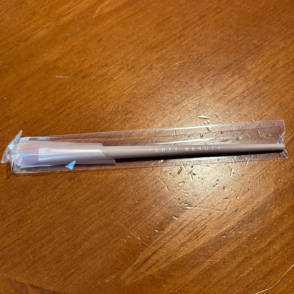 Fenty Beauty Plush Eyeshadow Brush 240